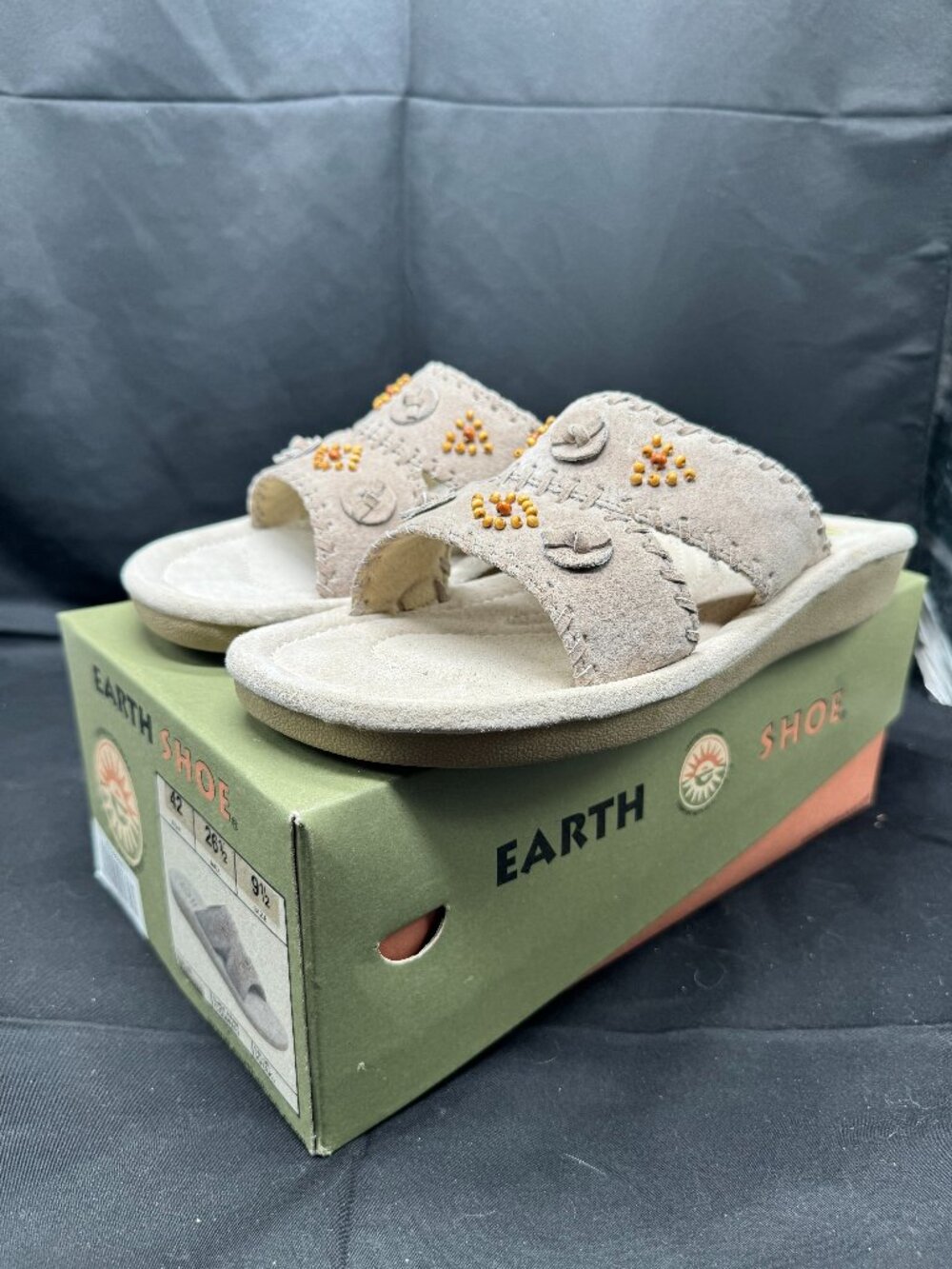 New in Box Women's Earth Shoes Tan Conway Sandals Size 9.5